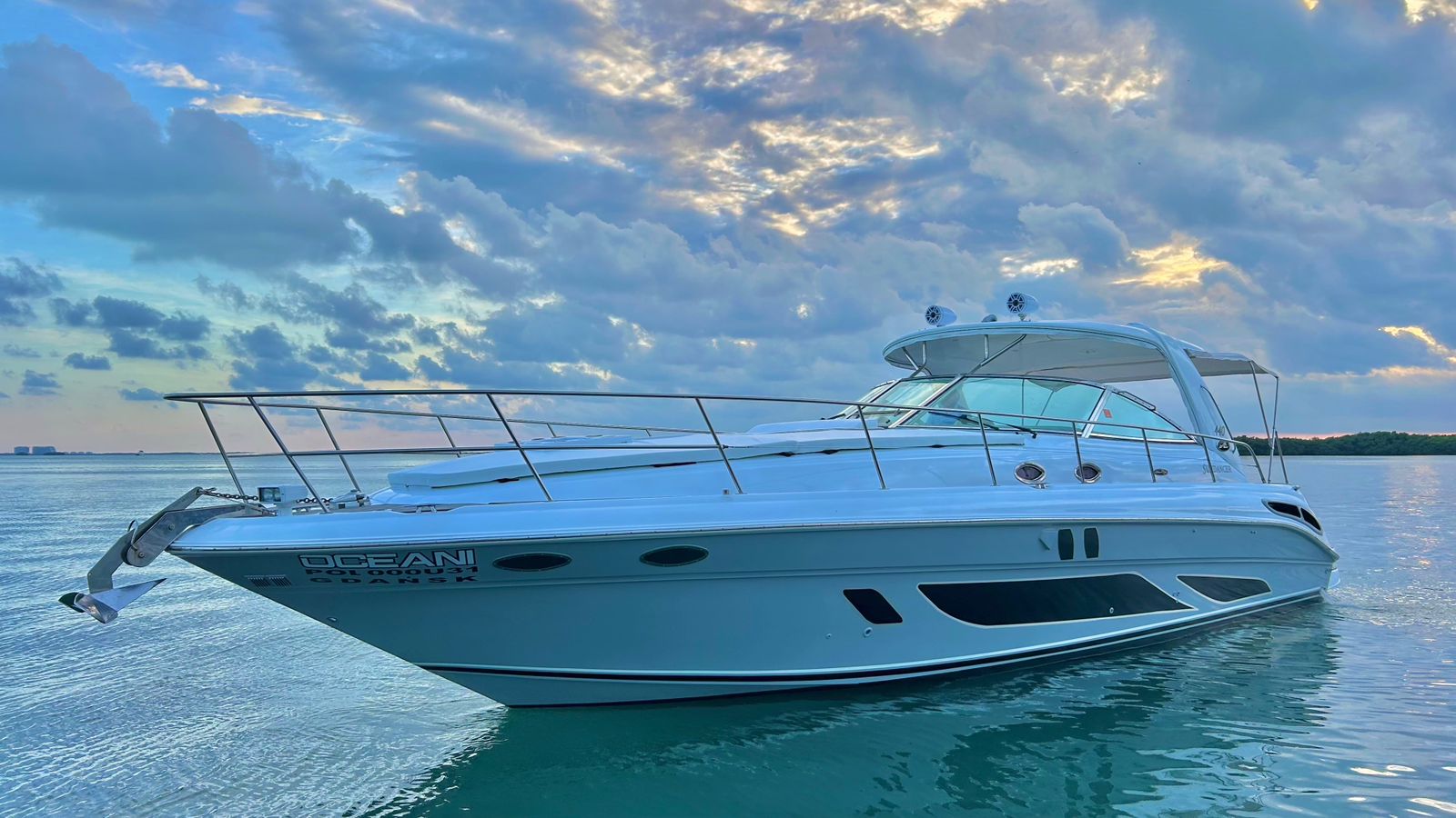 Sea Ray 455 Sundancer Cancun dramatic sunset side profile